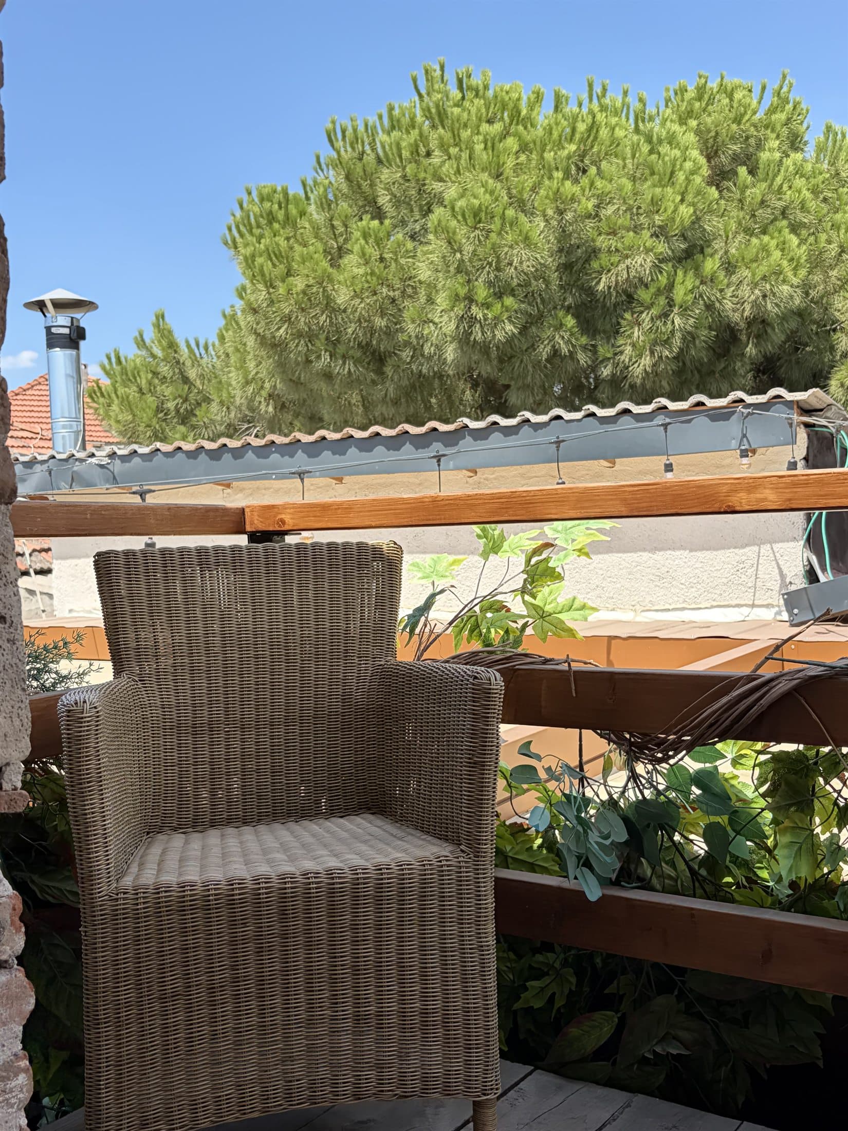 Vesta House Bademli'nin kahvaltı servisi yapılan avlusu