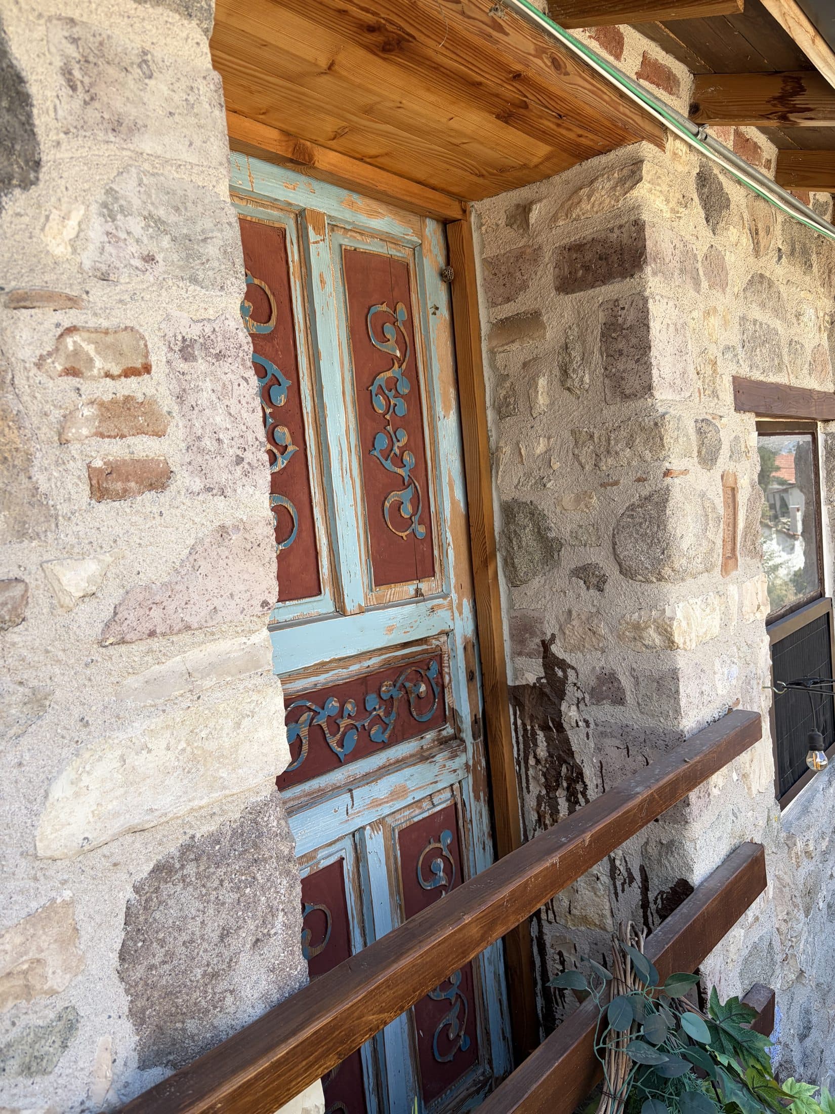 Vesta House Bademli'nin taş duvarı ve oyma ahşap penceresi