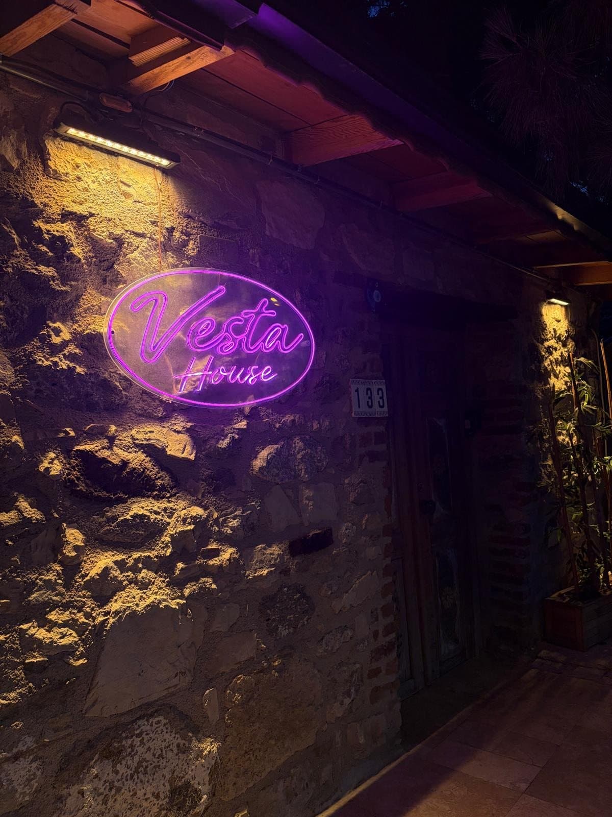 Vesta House'un akşam ışığında tabelası