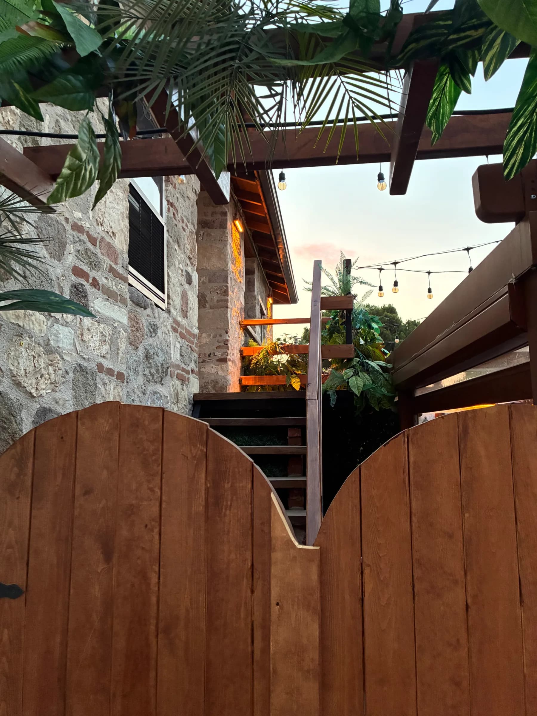 Vesta House Bademli'nin oyma ahşap giriş kapısı