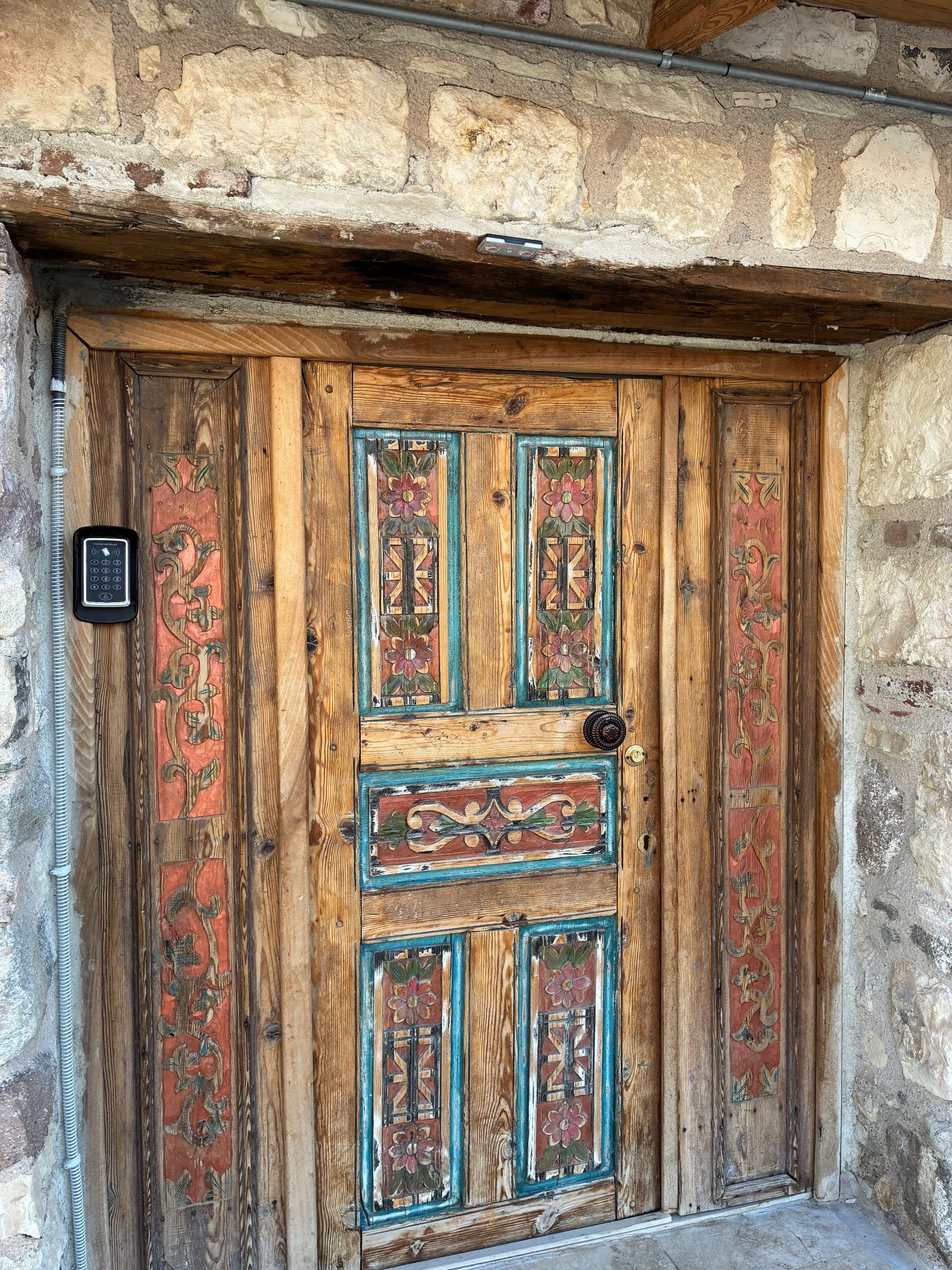 Vesta House Bademli'de kilim ve ahşap sandalyelerin bulunduğu bir oda köşesi