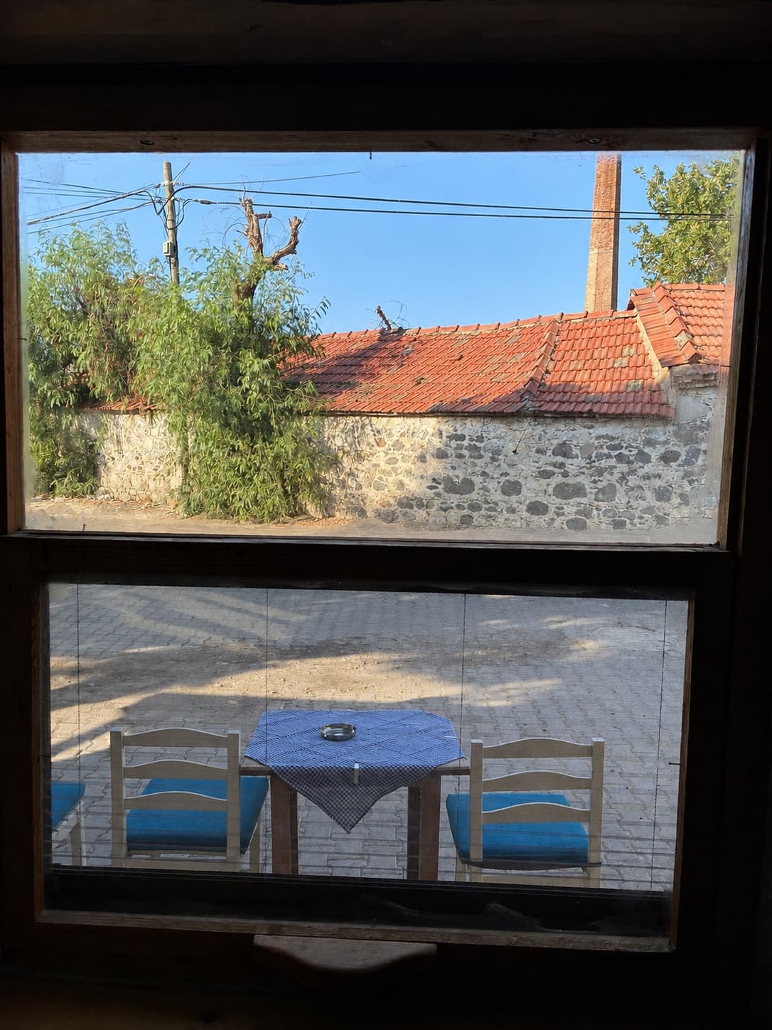 Vesta House Bademli'nin odasından Bademli’ye açılan pencere