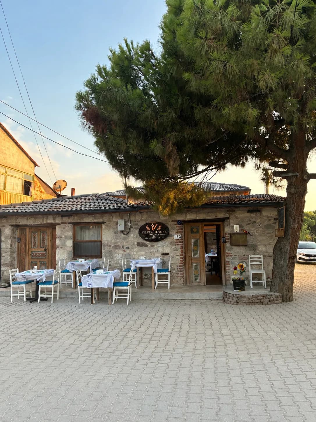 Vesta House Bademli’nin akşam ışığında tarihi taş cephesi